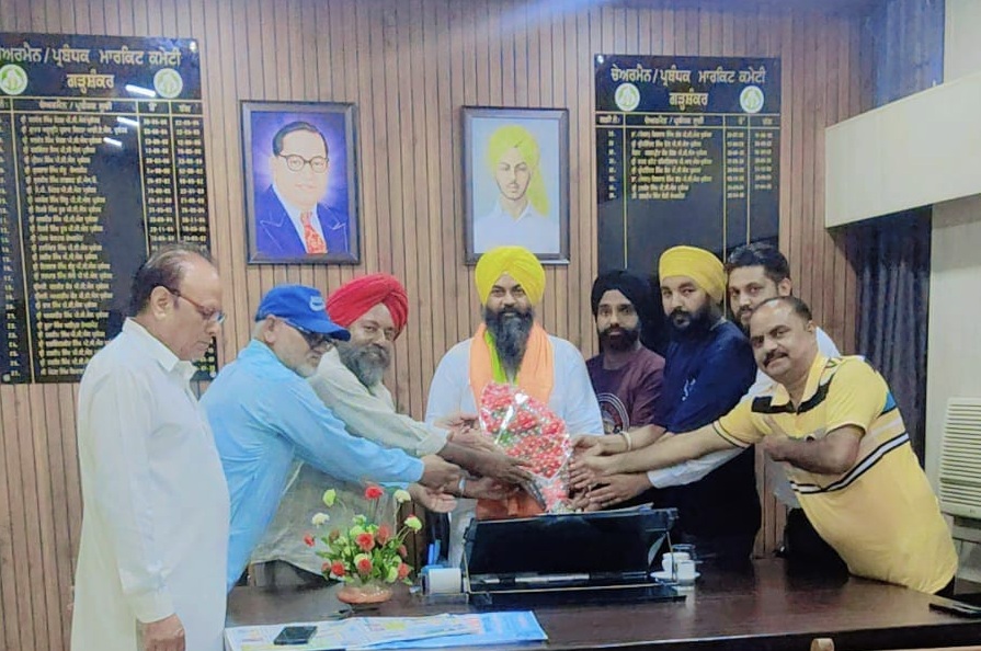 Social media in-charge Harvinder Singh Saini and his colleagues presented a bouquet to the Chairman of Garhshankar Market Committee Mr. Baldeep Singh Saini.